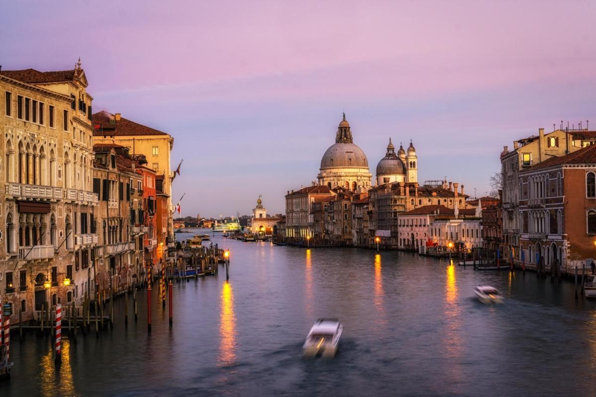 https://media-cdn.tripadvisor.com/media/attractions-content--1x-1/0b/39/83/b4.jpg