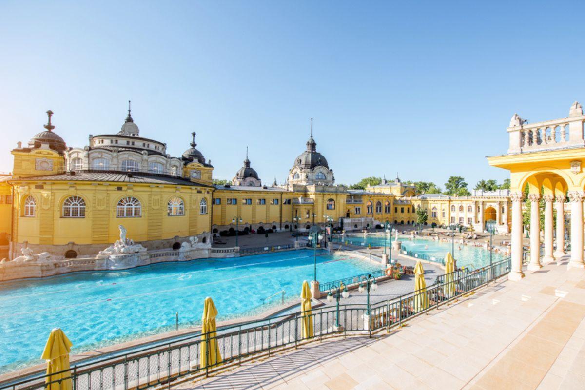 https://media-cdn.tripadvisor.com/media/attractions-content--1x-1/11/7e/53/38.jpg
