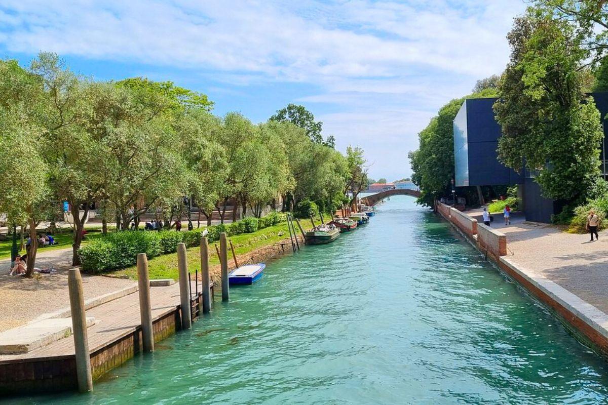 https://media-cdn.tripadvisor.com/media/attractions-content--1x-1/13/c4/19/92.jpg